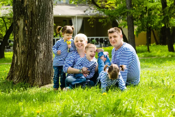 Familia feliz en el parque en un soleado día de verano —  Fotos de Stock