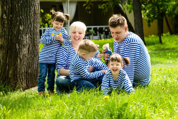 Happy family in the park on a sunny summer day — Stock Photo, Image