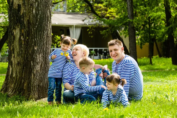 Happy family in the park on a sunny summer day — Stock Photo, Image