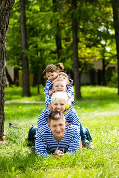 Bonne famille dans le parc par une journée d'été ensoleillée — Photo