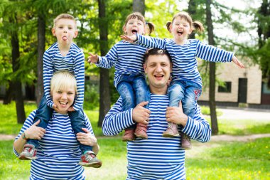 Mutlu aile eğleniyor parkta bir güneşli yaz gününde