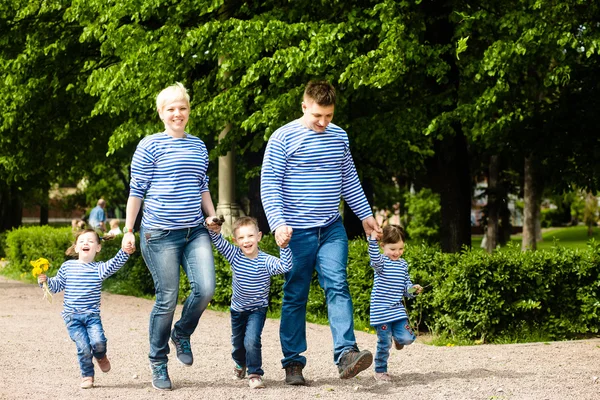 Boldog család, a park, egy napsütéses nyári napon — Stock Fotó