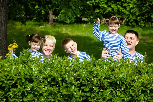 Família feliz se divertindo no parque — Fotografia de Stock