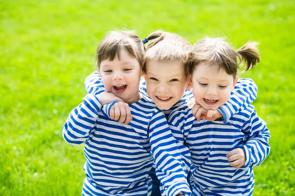 Trois adorables petits enfants à l'extérieur lors d'une chaude journée d'été — Photo