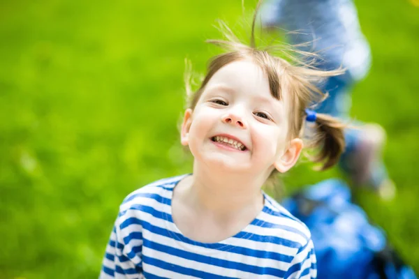 Pequena menina adorável ao ar livre no dia de verão — Fotografia de Stock
