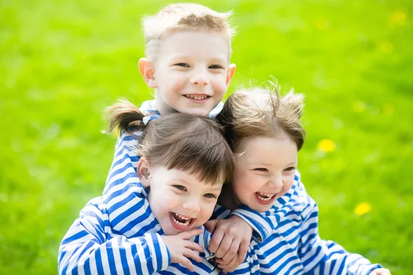 Trois adorables petits enfants à l'extérieur lors d'une chaude journée d'été — Photo