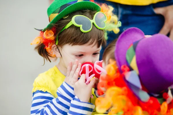 Красивая маленькая девочка в костюме клоуна на открытом воздухе в летний день Стоковое Изображение