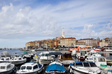 Eski Rovinj ve Hırvat kasabasının manzarası