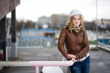 Bir inşaat alanında bir kask eserlerinden genç mühendis