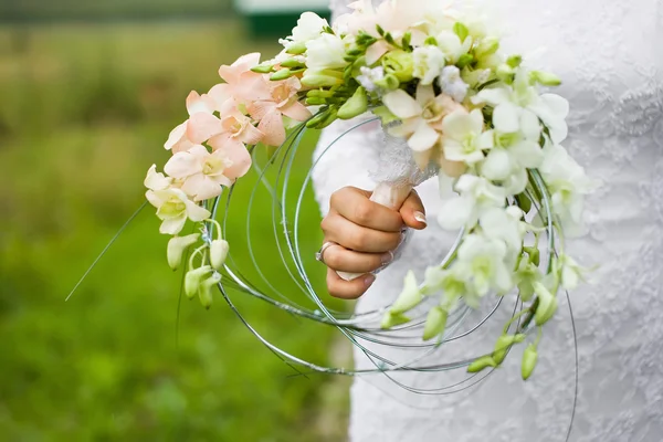 Original bridal bouquet and wedding ring — Stock Photo, Image