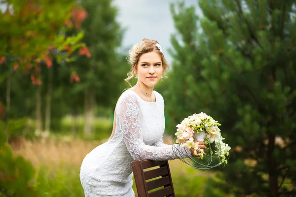 Красивая молодая невеста в летнем парке — стоковое фото