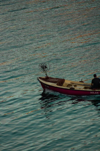 Ein Fischer Mit Einem Kleinen Boot Das Vom Meer Nach — Stockfoto