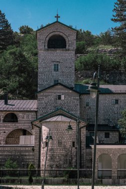 Cetinje Karadağ 'da terk edilmiş eski bir kilisenin ön manzarası