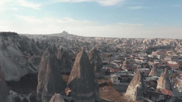 土耳其卡帕多西亚Goreme村的仙女烟囱岩层 低角度轨道空中 — 图库视频影像