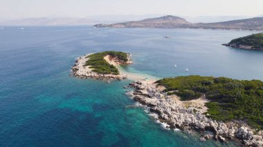 Ksamil Arnavutluk 'un turkuaz sular ve kıyı şeridiyle çevrili ikiz adaları gösteren insansız hava aracı görüntüsü