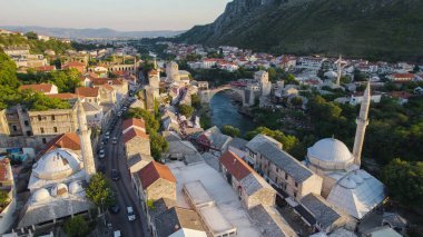 Neretva Nehri boyunca Mostar 'daki ünlü köprü ve caminin insansız hava fotoğrafı, kentin tarihi cazibesini ve Balkan manzarasını gözler önüne seriyor..