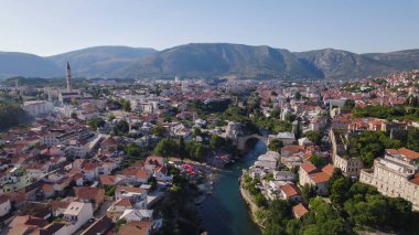 İHA hava fotoğrafları ikonik Stari 'nin Mostar' daki Neretva Nehri 'ni en çok geçen köprüsünün tarihi binalar ve manzaralı Balkan manzaralarıyla çevrili olduğunu gösteriyor.