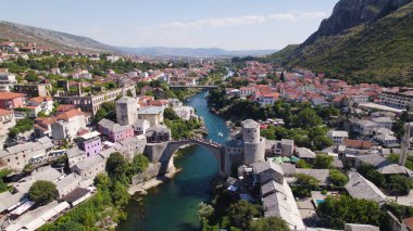 İnsansız hava aracı fotoğrafı, Mostarlar 'ın Neretva Nehri üzerindeki en ünlü Stari köprüsü ve tarihi caddeleri çevreleyen....