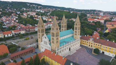 Pecs Katedrali ve çevresindeki Katedral Meydanı 'nın tarihi binaları ve caddeleri Pecs' in eski kasabasında gösteren insansız hava aracı fotoğrafı..