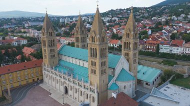 Drone panoramik hava fotoğrafı Pecs Katedrali 'ni şehrin kalbinde gösteriyor.