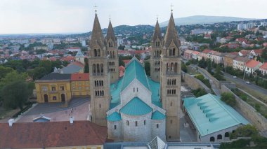 Sabahın erken saatlerinde Pecs Katedrali 'ni yakalayan İHA hava fotoğrafı şehrin sokakları ve binaları hafifçe aydınlatılıyor..