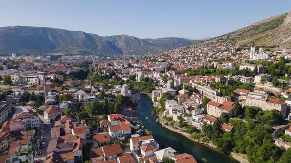 Eski Mostar kasabasını ele geçiren İHA hava fotoğrafı Stari 'nin en büyük köprüsünün turkuaz Neretva Nehri boyunca uzandığını gösteriyor..