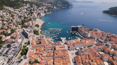 Dubrovnik 'in eski limanının ve etrafındaki tarihi duvarların insansız hava aracı fotoğrafı..
