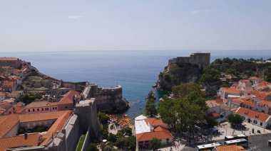 İHA fotoğrafı Fort Lovrijenac 'ı ve Dubrovnik' in kıyı boyunca uzanan surlarını gösteriyor..