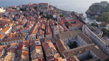 Dubrovnik Eski Kasabası 'nın şehir duvarlarının yakınındaki Fransisken Manastırı' nı gösteren insansız hava aracı görüntüsü..