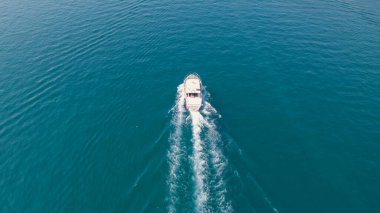 Dubrovnik yakınlarındaki açık mavi Adriyatik sularında seyreden küçük bir yatın insansız hava aracı fotoğrafları..
