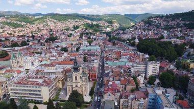 Saraybosna 'daki Theotoko' nun Doğuşu Katedrali 'nin Bosna-Hersek' teki tarihi binalar, şehir sokakları ve kentsel manzaralarla çevrili insansız hava aracı fotoğrafı.