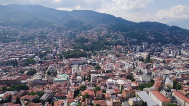 Saraybosna şehir manzarasını kent binaları, tarihi bölgeler ve Bosna-Hersek 'teki çevre tepelerle donatan insansız hava aracı fotoğrafı.