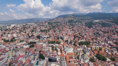 Saraybosna kentinin Bosna-Hersek 'teki tepeler ve kentsel binalarla çevrili olduğu gösteren İHA fotoğrafı.