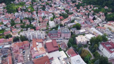 Saraybosna 'daki Saint Anthony Katolik Kilisesi' nin, kuleleri, tarihi mimarisi ve çevre kentsel binalarıyla hava aracı fotoğrafı görülüyor.