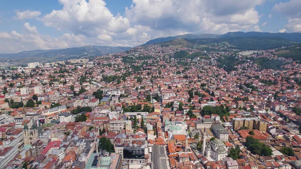 Saraybosna kentinin Bosna-Hersek 'teki tepeler ve kentsel binalarla çevrili olduğu gösteren İHA fotoğrafı.