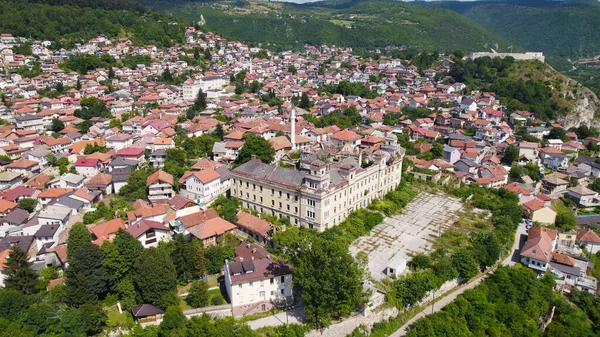 Saraybosna 'da Kasarna Jajce' yi çevreleyen binalar, sokaklar ve şehir manzarasıyla gösteren hava aracı fotoğrafı.