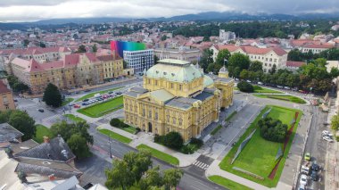 Hırvatistan 'ın Zagreb kentindeki Hırvat Ulusal Tiyatrosu' nun arka tarafını gösteren hava aracı fotoğrafı, kentin merkezindeki mimari ayrıntılar, bahçeler ve çevre caddeleri vurguluyor..