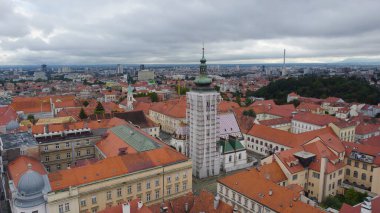 Zagreb 'deki tarihi binaları çevreleyen St Marks Kilisesi' nin hava aracı görüntüsü, Yukarı Kent bölgesinin renkli çatı ve mimarisini gözler önüne seriyor.