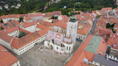 İHA 'nın Zagrep' teki St. Marks Kilisesi 'nin renkli çatısına ve çevresine sahip tarihi Yukarı Kentte yer aldığını gösteren fotoğrafı.