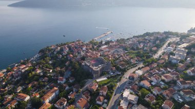 İnsansız hava aracı fotoğrafı Herceg Novi kasabası, Kanli Kula Kalesi ve Adriyatik kıyı şeridini gösteriyor..