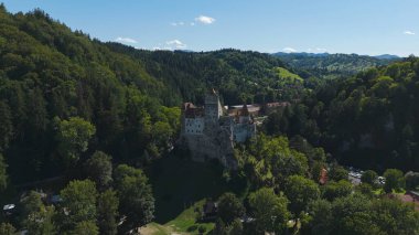 Bran Kalesi 'nin insansız hava aracı fotoğrafı yemyeşil yaz manzarasıyla çevrili..