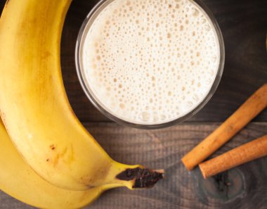 Muz smoothie ve tarçın