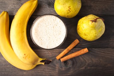 Muz ve armut güler yüzlü