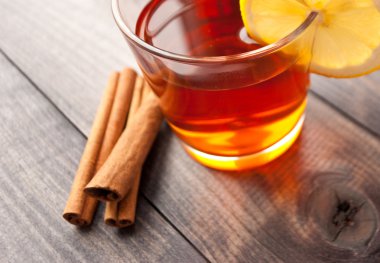 Limonlu ve tarçınlı çay.