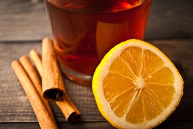 Limonlu ve tarçınlı çay.