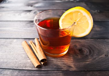 Limonlu ve tarçınlı çay.