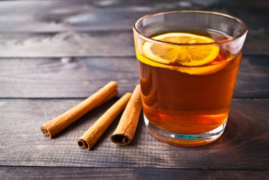 Limonlu ve tarçınlı çay.