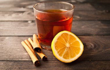 Limonlu ve tarçınlı çay.
