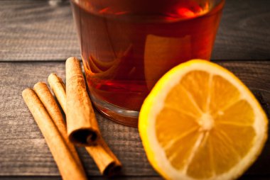 Limonlu ve tarçınlı çay.