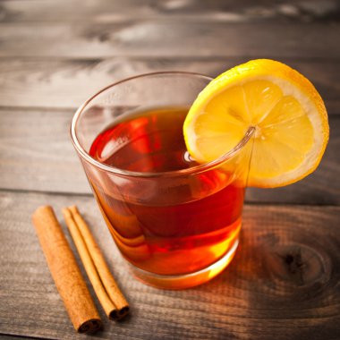 Limonlu ve tarçınlı çay.